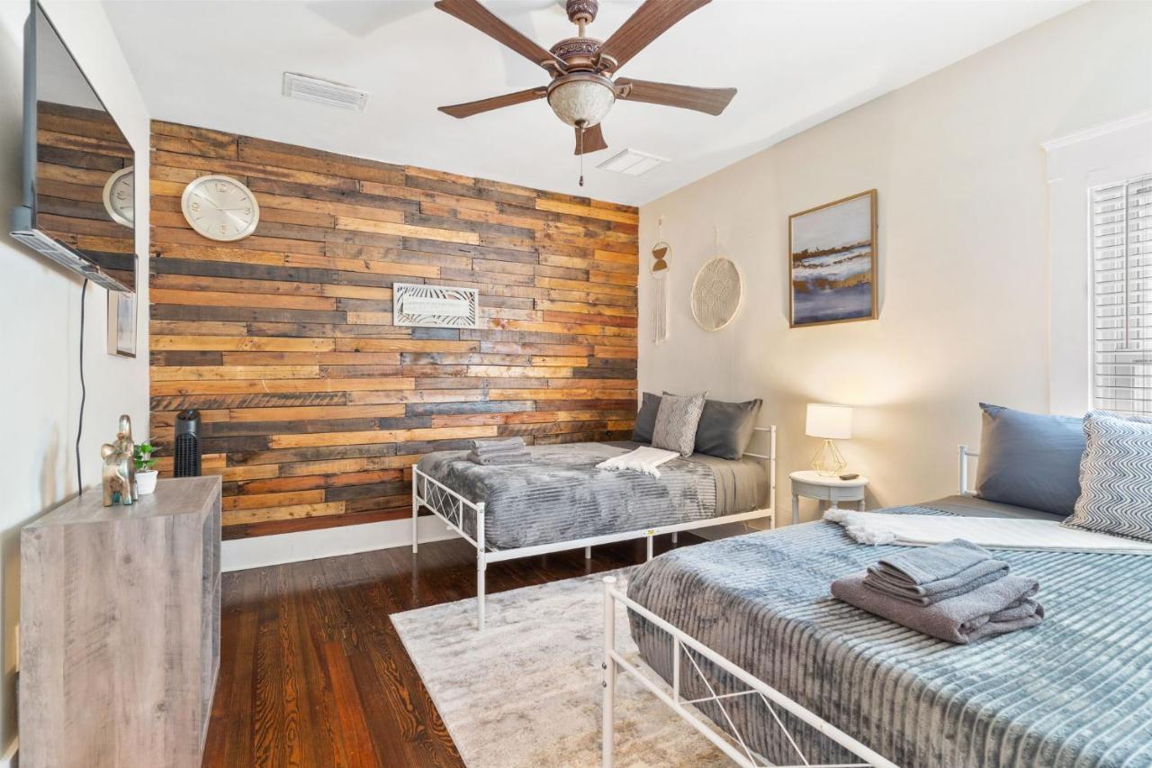 Four Different Options At One Great Location-- 1 - Spacious 3 Bed 2 Bath House Or 2- 2Nd Floor 2 Bed 1 Bath Guesthouse Or 3- 1St Floor Studio Or 3- A Tiny Home Rv Tampa Esterno foto