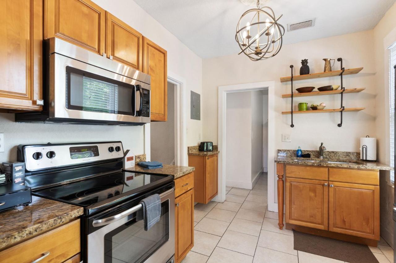 Four Different Options At One Great Location-- 1 - Spacious 3 Bed 2 Bath House Or 2- 2Nd Floor 2 Bed 1 Bath Guesthouse Or 3- 1St Floor Studio Or 3- A Tiny Home Rv Tampa Esterno foto