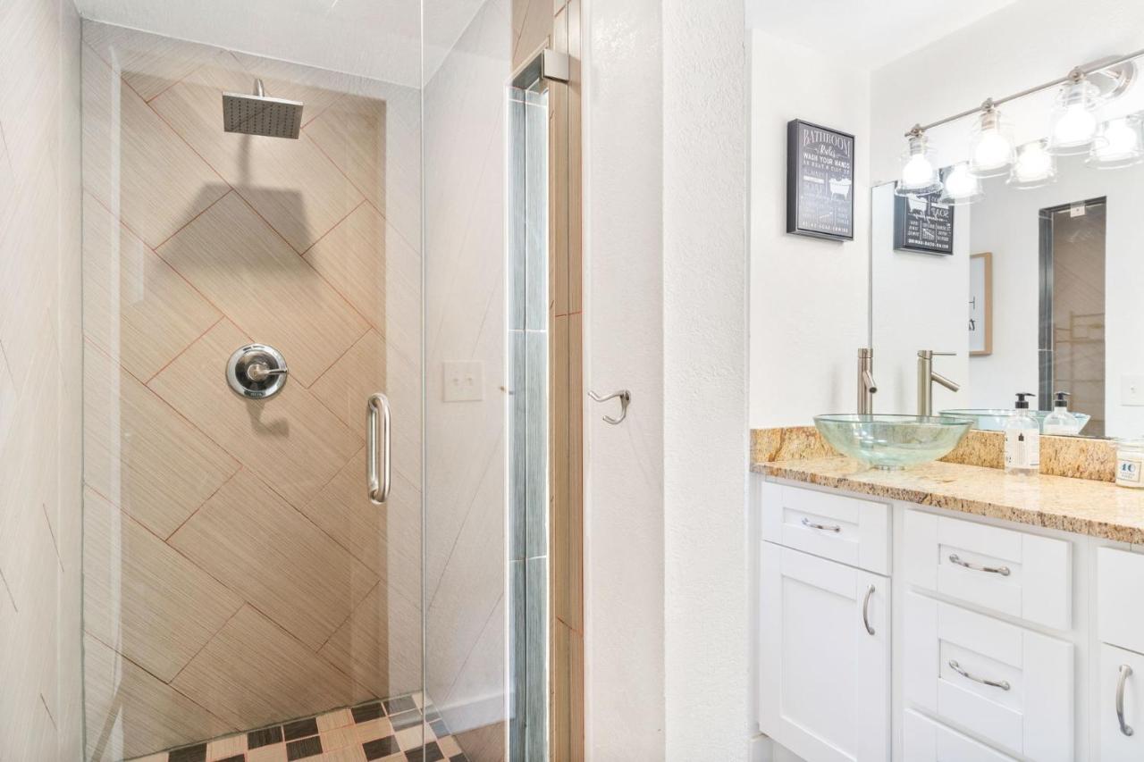 Four Different Options At One Great Location-- 1 - Spacious 3 Bed 2 Bath House Or 2- 2Nd Floor 2 Bed 1 Bath Guesthouse Or 3- 1St Floor Studio Or 3- A Tiny Home Rv Tampa Esterno foto