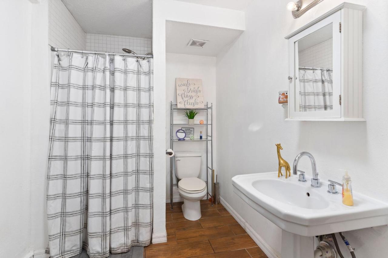 Four Different Options At One Great Location-- 1 - Spacious 3 Bed 2 Bath House Or 2- 2Nd Floor 2 Bed 1 Bath Guesthouse Or 3- 1St Floor Studio Or 3- A Tiny Home Rv Tampa Esterno foto