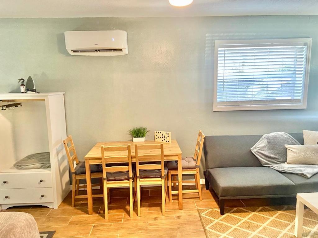 Four Different Options At One Great Location-- 1 - Spacious 3 Bed 2 Bath House Or 2- 2Nd Floor 2 Bed 1 Bath Guesthouse Or 3- 1St Floor Studio Or 3- A Tiny Home Rv Tampa Esterno foto