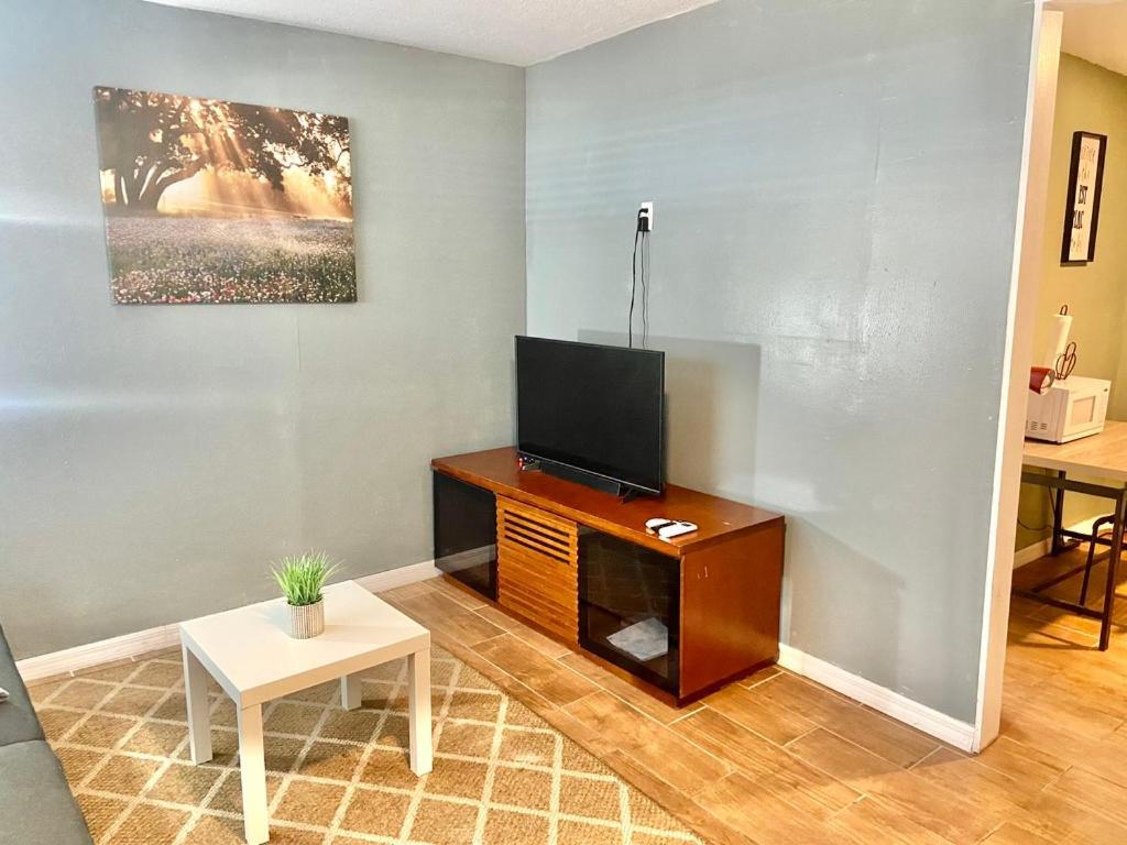 Four Different Options At One Great Location-- 1 - Spacious 3 Bed 2 Bath House Or 2- 2Nd Floor 2 Bed 1 Bath Guesthouse Or 3- 1St Floor Studio Or 3- A Tiny Home Rv Tampa Esterno foto